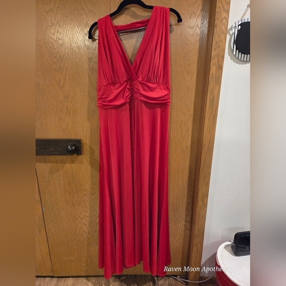 NWT Elegant Red  Gown Over the Neck - Picture 2 of 14